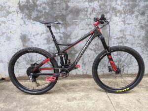 Devinci Troy Custom Build Enduro Mountain Bike at the 1226 bicycle shop drive side profile